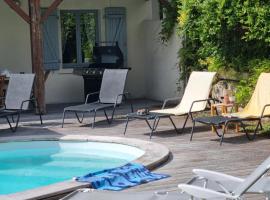 Private pool / 3 bedroom villa in Fabulous French countryside โรงแรมในChalais