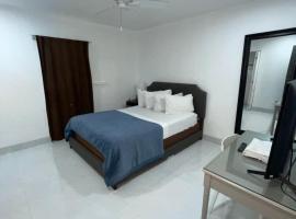 bedroom with sharing bathroom, hotell i Boca Raton
