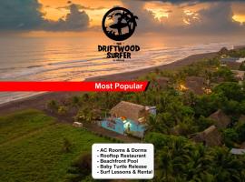 The Driftwood Surfer Beachfront Hostel / Restaurant / Bar, El Paredon, hotel i El Paredón Buena Vista