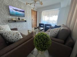 Blue Gem Retreat 3BR Apartment w Modern Amenities, ξενοδοχείο σε Ensanche Savica de Mendoza