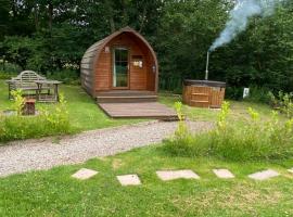 Country pod with wood fired hot tub, campground in Clodock