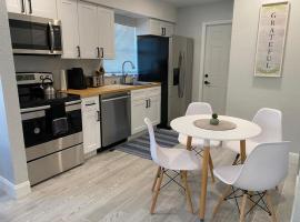 Lovely 2-beds Central Clearwater Apartment, hotel en Clearwater