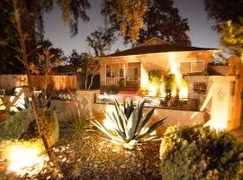 Seq Parks-House with Hot Tub Fire Pit Koi Pond Outdoor Kitchen, hotel in Visalia