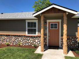 Riverside Cabin 2, holiday home in Grants Pass