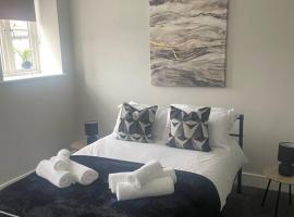 Fern House - by Shortstays4u A Modern 2 bedroom Townhouse with free parking in the town!, hotel i King's Lynn