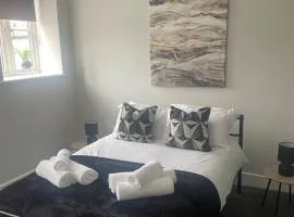 Fern House - by Shortstays4u A Modern 2 bedroom Townhouse with free parking in the town centre!