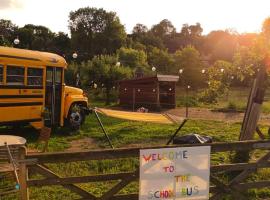 The School Bus, glamping site in Bassenge
