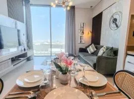 STAY BY LATINEM Luxury 1BR Holiday Home CVR B3106 near Burj Khalifa