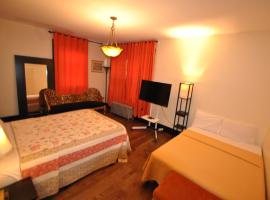 EWR AIRPORT Multilevel Guest House Room with 2-3 Beds, casa per le vacanze a Newark