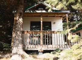 Cabin 3 Lynn View Lodge، فندق في هينز