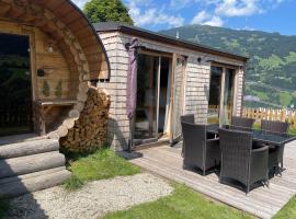 Chaleny - Das erste Tiny House Chalet im Zillertal, hotel in Hainzenberg