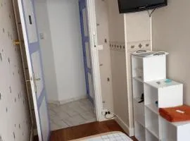 Petite chambre meublée au cœur de ville - chez l'habitant