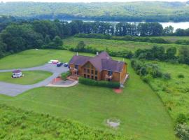 Spacious 8bd7ba Log Home on Beltzville Lake in Southern Poconos - No Prom, cottage in Lehighton