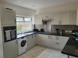 Lovely Three Bed Home, hotel in Abbey Wood