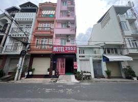 Nhà nghỉ 2552, đường D4 , KDC Võ Thị Sáu , phường Thống Nhất , thành phố Biên Hòa, hotel dengan parkir di Bien Hoa