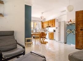 Nice central family apartment โรงแรมที่มีที่จอดรถในGastoúni