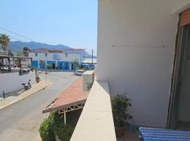 Cosy flat next to beach, hotel in Kyrenia