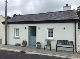 3 Quay Cottage Killala. Luxury Sea-Front Cottage, hotel with parking in Killala