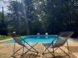 Gîte en Corrèze 12 pers, Piscine chauffée et Salle de jeux, cottage in Chamboulive