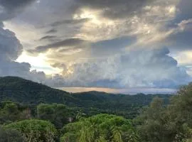 Casa con vista y jardín, a 20' de la playa