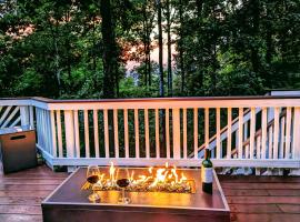 Mountain Views w/ 2 King Beds & Fire Table, semesterboende i Harpers Ferry
