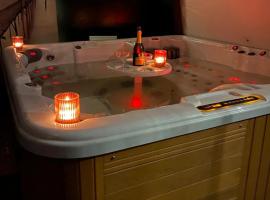 La Villa Audren Love Room Jacuzzi, hotell i Châtelaudren