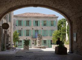 MAISON D'HOTES LA GOURGUILLE: Barjac şehrinde bir otoparklı otel