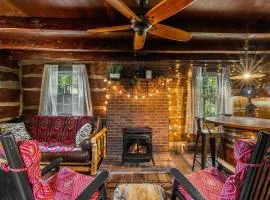 Boozy Bear Bungalow romantic cabin 5 mins 2 downtown with hot tub and fire pit