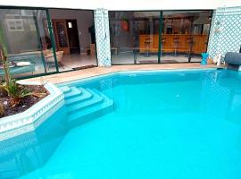 Villa Margrit, escapade en bord de mer et détente dans la piscine chauffée, מלון בקאלה
