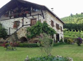 caserio vasco con piscina y barbacoa, hotel en Orozko