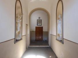 Appartamento Centro Storico con balcone e camino - Tarquinia, khách sạn ở Tarquinia