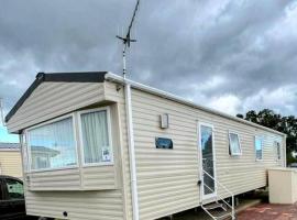 8 berth caravan,pet friendly., glamping em Merston