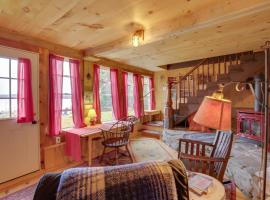 Cozy 1930s-style Waterfront Maine Cabin with Dock!, Hotel in Bath