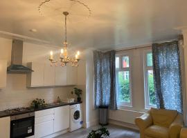 Homely 3 Bedroom Ground Floor Flat, apartment in London