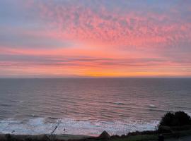 BayVue Apartment & Apartment 7, The Bay House, family hotel in Shanklin