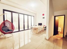 4-Bedroom Home in South Jakarta Nuansa Swadarma Residence by Le Ciel Hospitality, hotel u Jakarti