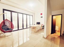 4-Bedroom Home in South Jakarta Nuansa Swadarma Residence by Le Ciel Hospitality, rumah kotej di Jakarta