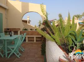 Captivating 2-Bed Beachside Apartment in Mojacar, hotel v destinácii La Marina de la Torre