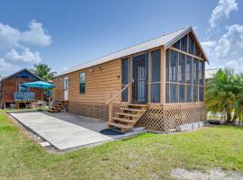 Everglades City Trailer Cabin Boat Slip and Porch!, hotel din apropiere 
 de Gulf Coast Visitor Center, Everglades City