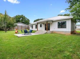 Luxury Home 3blck from Main St with FirePit, hotel a Fredericksburg