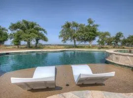 Luxury Ranch with Pool-Hot tub-Firepit Near Fred!