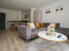 Brand New 2 bedroom apartment Centre of Solihull, feriebolig i Solihull