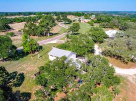 Luxury 23-ac Ranch Casita with Hot tub and Firepit! โรงแรมในLuckenbach
