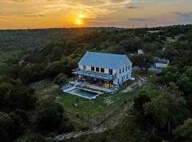 The Point Serene Hill Country Views with Pool & Hot Tub ที่พักให้เช่าในLuckenbach