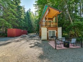 Unique Container Studio with Deck and Fire Pit!, vacation rental in Buckley