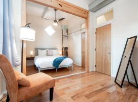 Cozy OTR Home with Private Roof Deck, hotel in Cincinnati