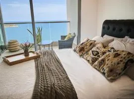 Sea, Sand & Skyline 30th-Floor Poolside Getaway