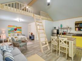 Cozy Studio Cabin about 1 Mi to Greers Ferry Lake!, hotel in Fairfield Bay