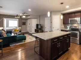 Stunning 2BR Apartment Near Downtown
