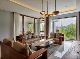 Anindya hill view Villa 7 bedrooms with a private heated swimming pool, hotel in Bandung